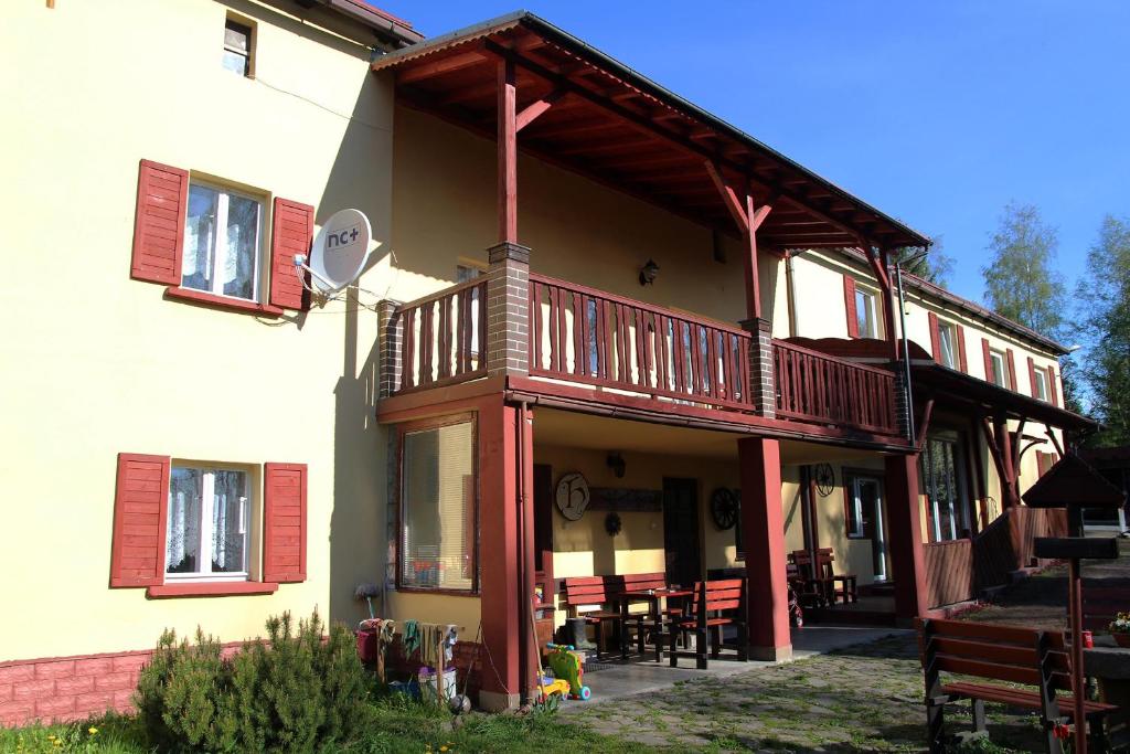 - un balcon avec des tables et des chaises dans l'établissement Hlebówka siedlisko w Sudetach, à Lubawka