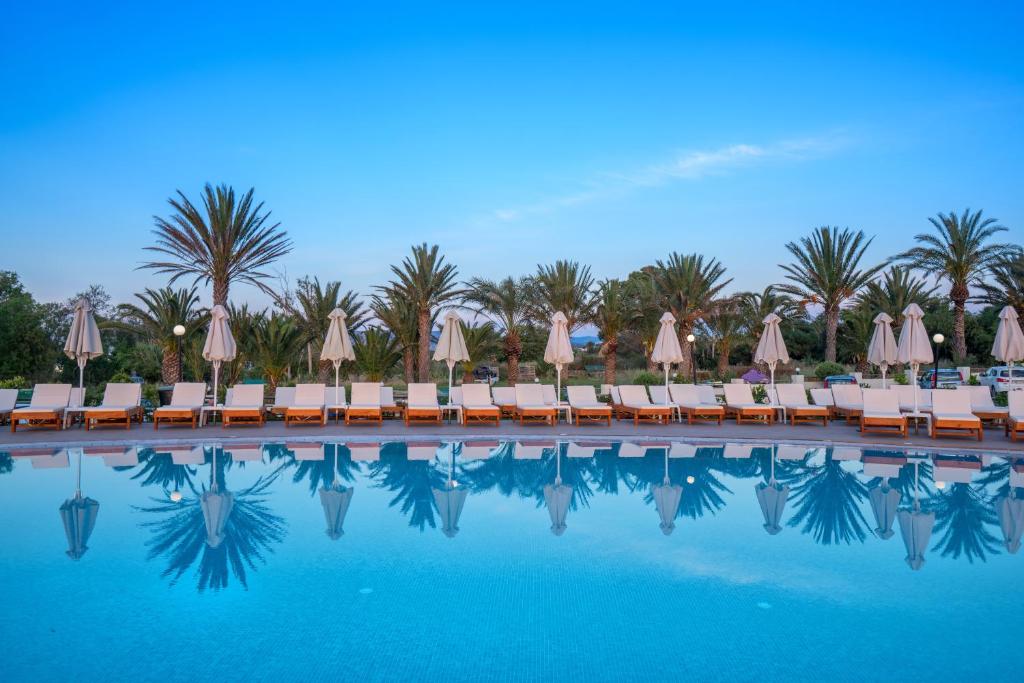 Bazén v ubytování Georgioupolis Resort & Aqua Park nebo v jeho okolí