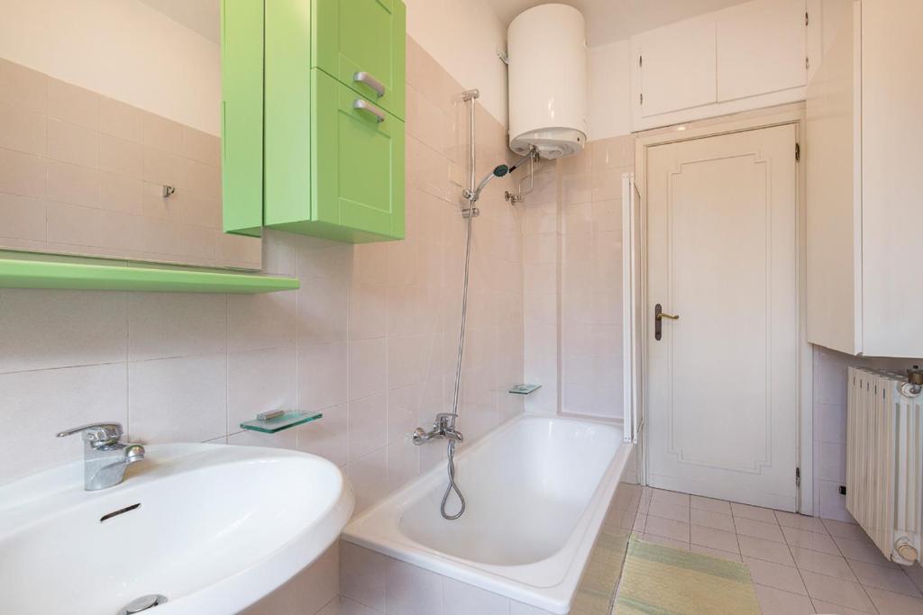 W łazience znajduje się umywalka i wanna. w obiekcie Apartment Albicocca w mieście Stresa