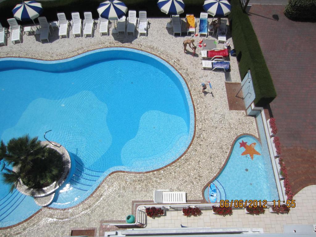 Bazén v ubytování Hotel Ambassador Meuble nebo v jeho okolí