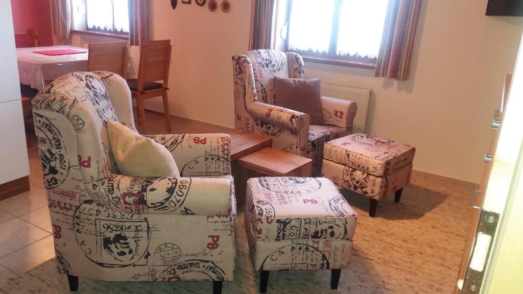 2 Stühle und eine Ottomane in einem Zimmer in der Unterkunft Haus Johanna in Radstadt