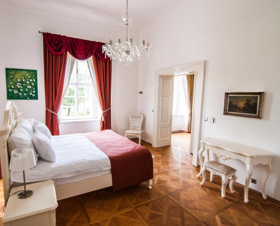 Postel nebo postele na pokoji v ubytování Zámek Jeseník Nad Odrou