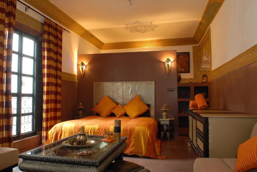 - une chambre avec un lit et un lavabo dans l'établissement Riad Minorisa, à Marrakech