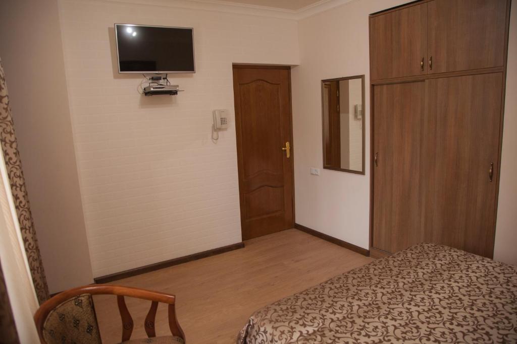 Postel nebo postele na pokoji v ubytování Hin Yerevantsi Hotel