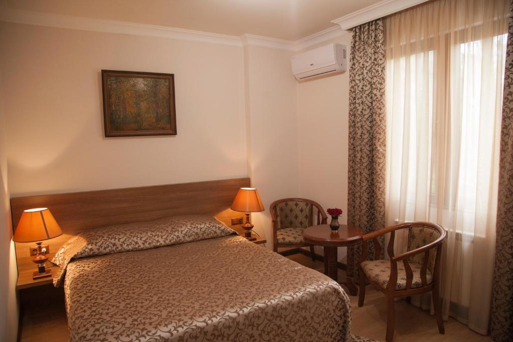 Postel nebo postele na pokoji v ubytování Hin Yerevantsi Hotel