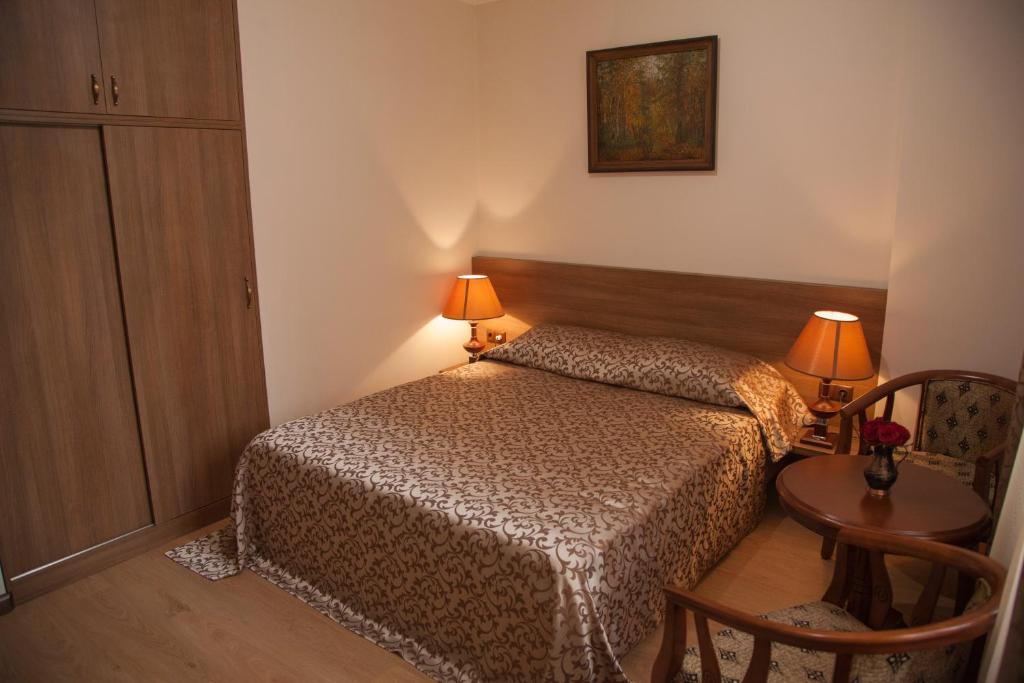 Postel nebo postele na pokoji v ubytování Hin Yerevantsi Hotel