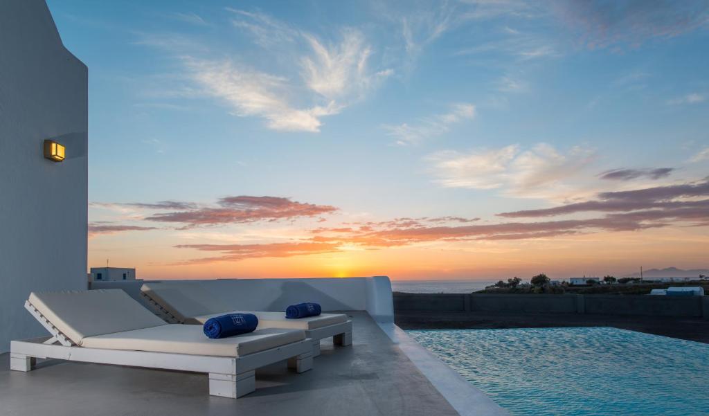 イメロヴィグリにあるAzar Luxury Villas & Suitesの海の景色を望むパティオ(ソファ付)