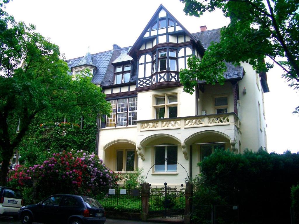 Una gran casa blanca con un cartel. en Style Comfort Silence, en Freiburg im Breisgau