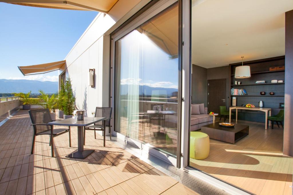 Balkón nebo terasa v ubytování Crowne Plaza Geneva by IHG