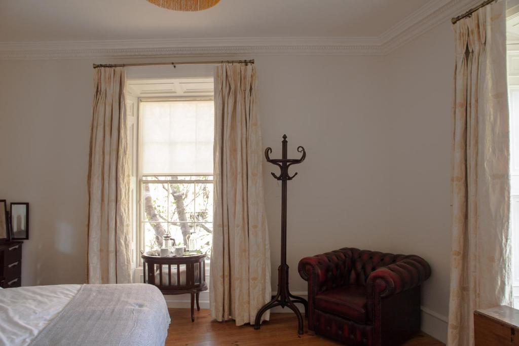 Postel nebo postele na pokoji v ubytování The Historical Harcourt Suites