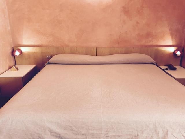 - une chambre avec un lit blanc et 2 tables de chevet dans l'établissement Hotel 2 Magnolie, à Piancogno