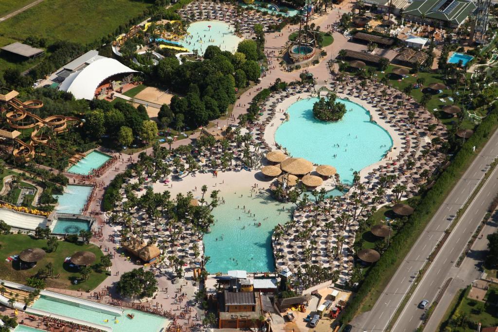 Bazén v ubytování Hotel Nember nebo v jeho okolí