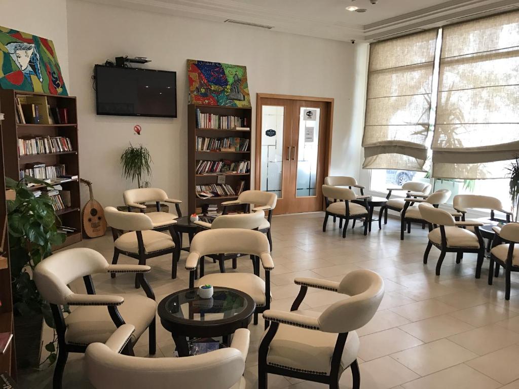 Khu vực lounge/bar tại Hotel AL KARMEL