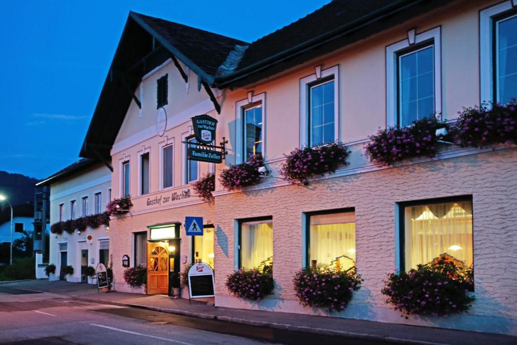 a building with flowers on the side of a street at Gasthof zur Wachau in Hofarnsdorf