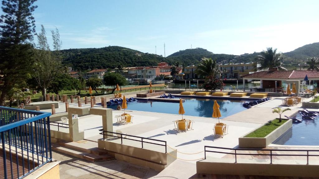 a view of a swimming pool in a resort at Apartamento Cabo Frio in Cabo Frio