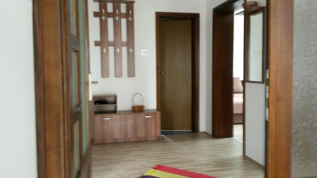 un pasillo con una puerta que da a una habitación en S&G Apartment en Vranje