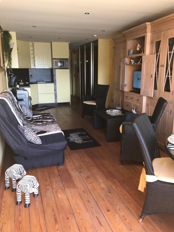 - un salon avec deux canapés dans l'établissement Luxe appartement Village Naturiste Zébra, au Cap d'Agde
