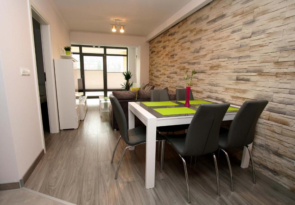 Posedenie v ubytovaní Tęczowe Wzgórze Apartament Oaza
