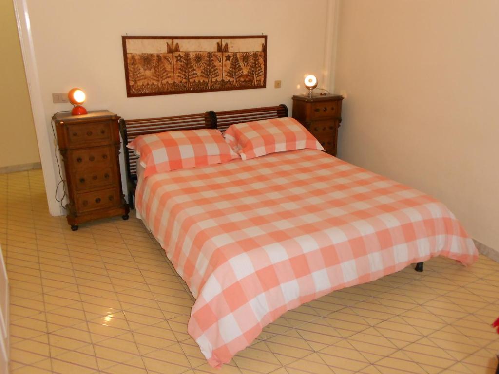 ナポリにあるBelcantoのベッドルーム1室(ベッド2台、ナイトスタンド2台付)