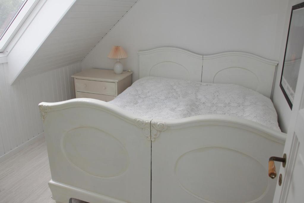 トゥナーにあるApartment 4の白いベッドルーム(白いベッド1台、テーブル付)