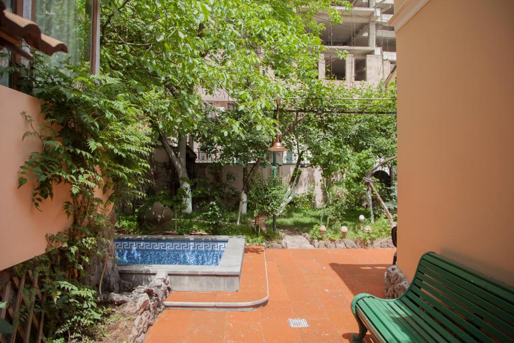Bazén v ubytování Hin Yerevantsi Hotel nebo v jeho okolí
