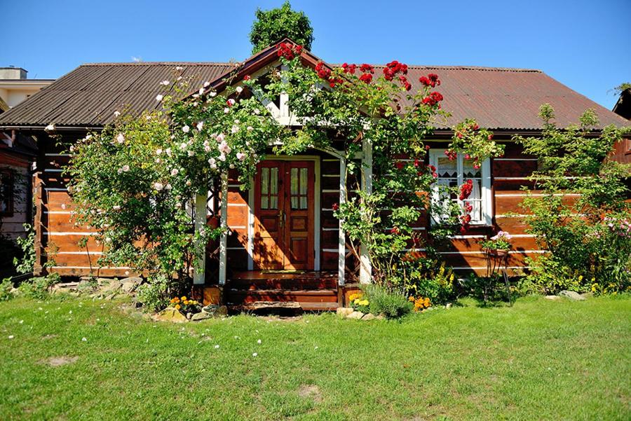 a small house with a bunch of flowers on it at Wczasowisko Międzywodzie in Międzywodzie