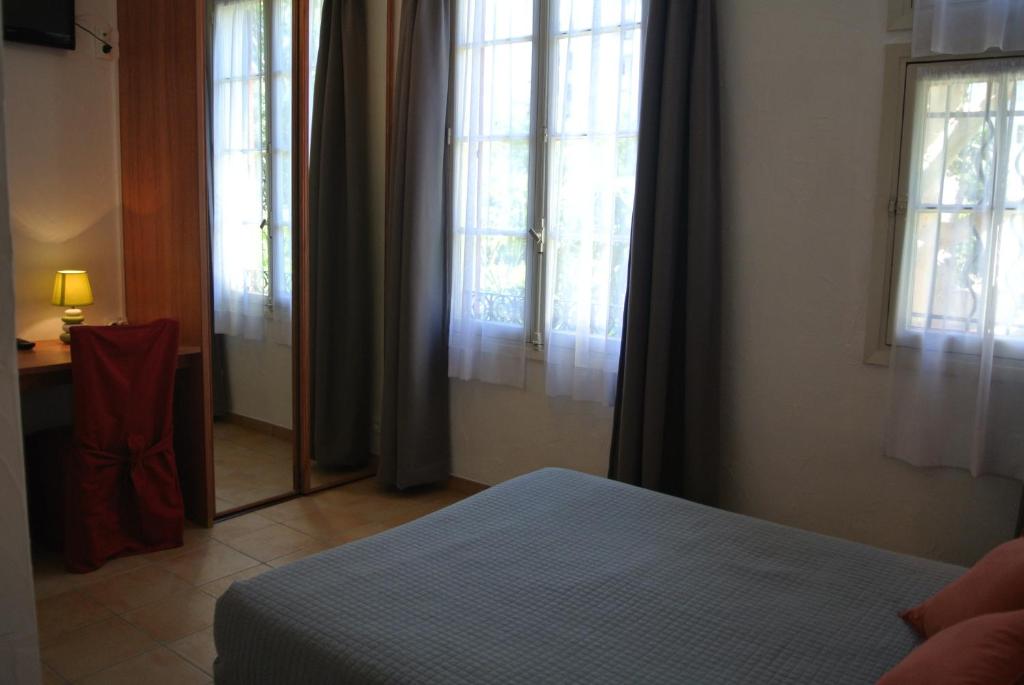 Postel nebo postele na pokoji v ubytování Hôtel Castel Mistral