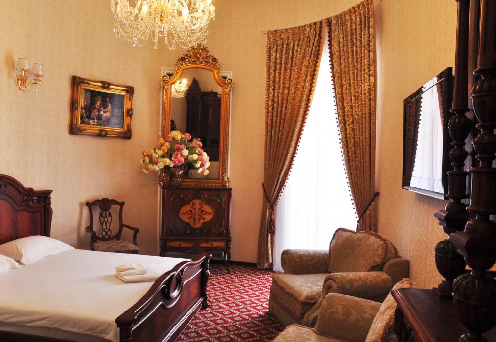 Postel nebo postele na pokoji v ubytování Queen Valery Hotel
