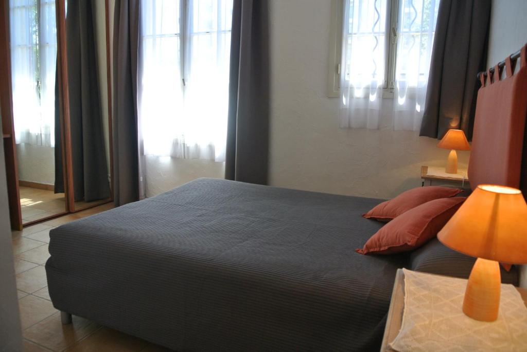 Postel nebo postele na pokoji v ubytování Hôtel Castel Mistral