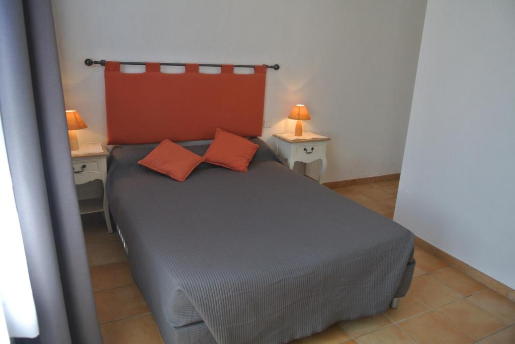 Postel nebo postele na pokoji v ubytování Hôtel Castel Mistral