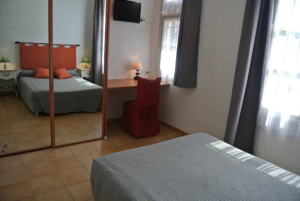 Postel nebo postele na pokoji v ubytování Hôtel Castel Mistral