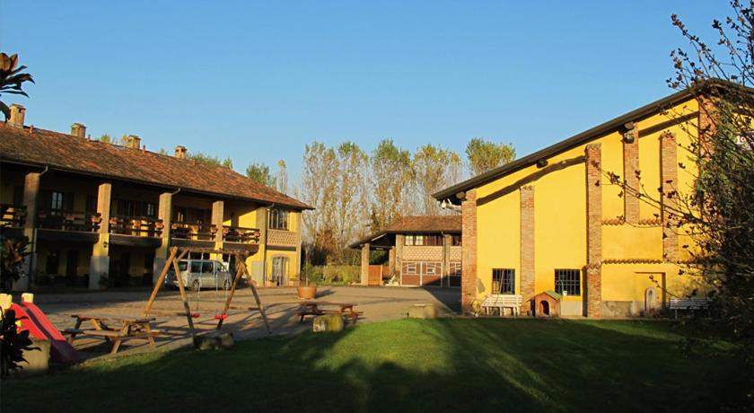 a building with a picnic table in front of it at Agriturismo Bassanella in Treviglio