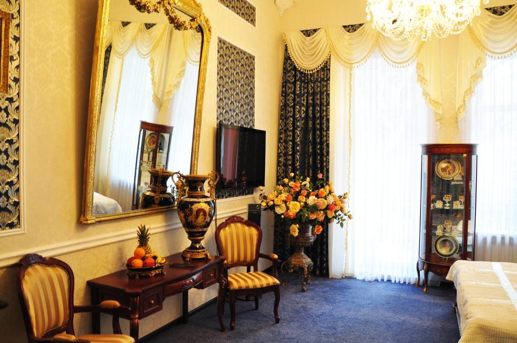 TV a/nebo společenská místnost v ubytování Queen Valery Hotel