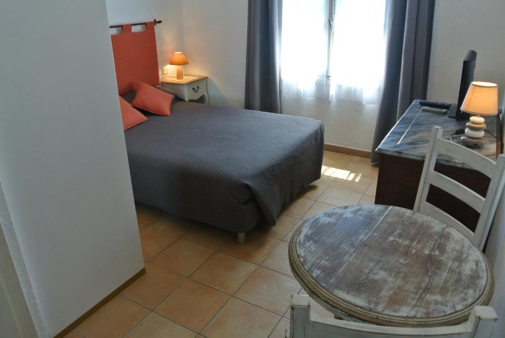 Postel nebo postele na pokoji v ubytování Hôtel Castel Mistral