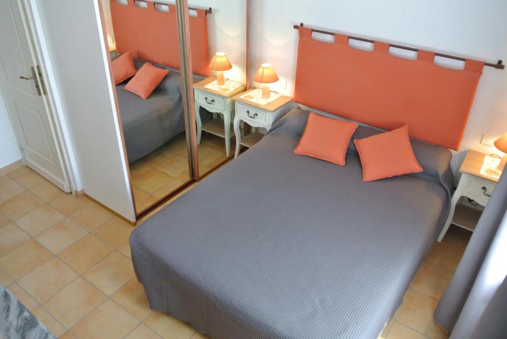 Postel nebo postele na pokoji v ubytování Hôtel Castel Mistral