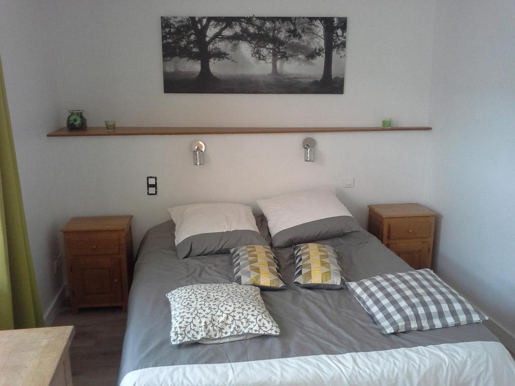 - un lit dans une chambre avec 2 oreillers dans l'établissement Belapparthotel Arras, à Arras