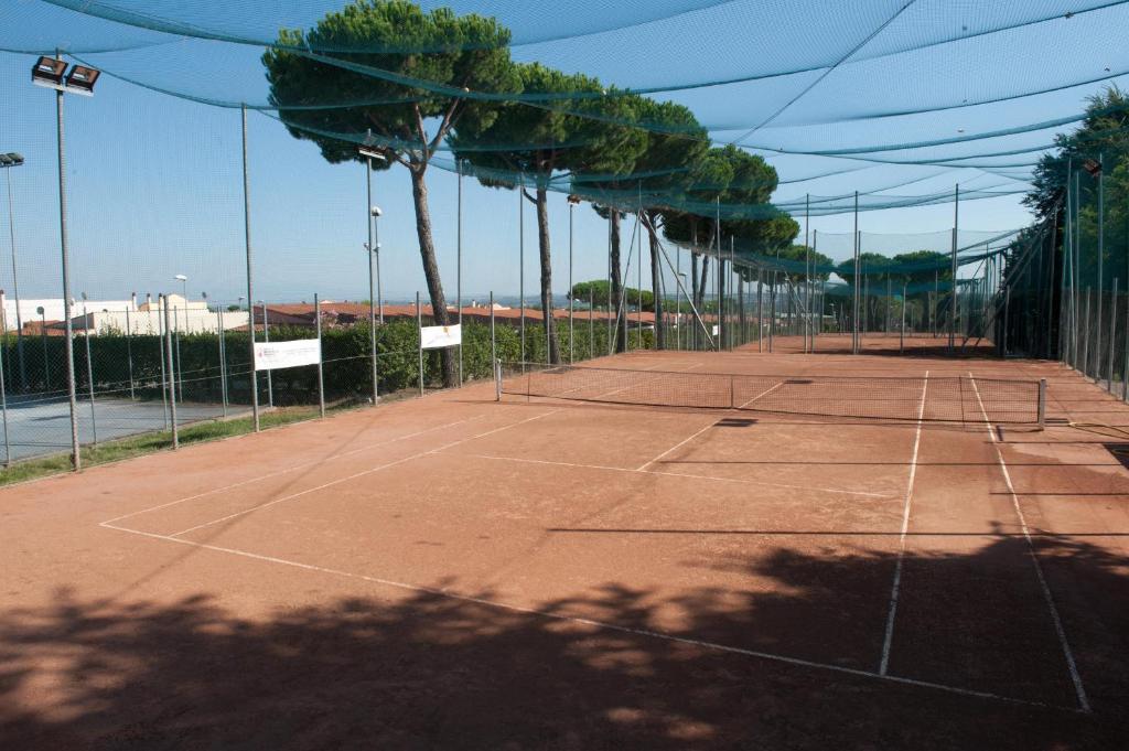 Tenis a/nebo squash v ubytování AutoHotel nebo okolí