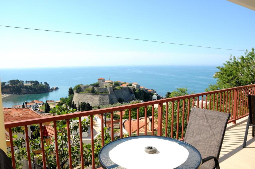 un balcone con tavolo e vista sull'oceano di Guest House Smajlaga a Ulcinj