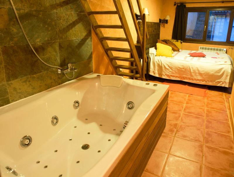 El Rincón de Monasterio - Jacuzzi privado en la habitación en Monasterio