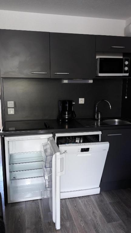 Kuchyň nebo kuchyňský kout v ubytování Vacanceole - Résidence Andromede