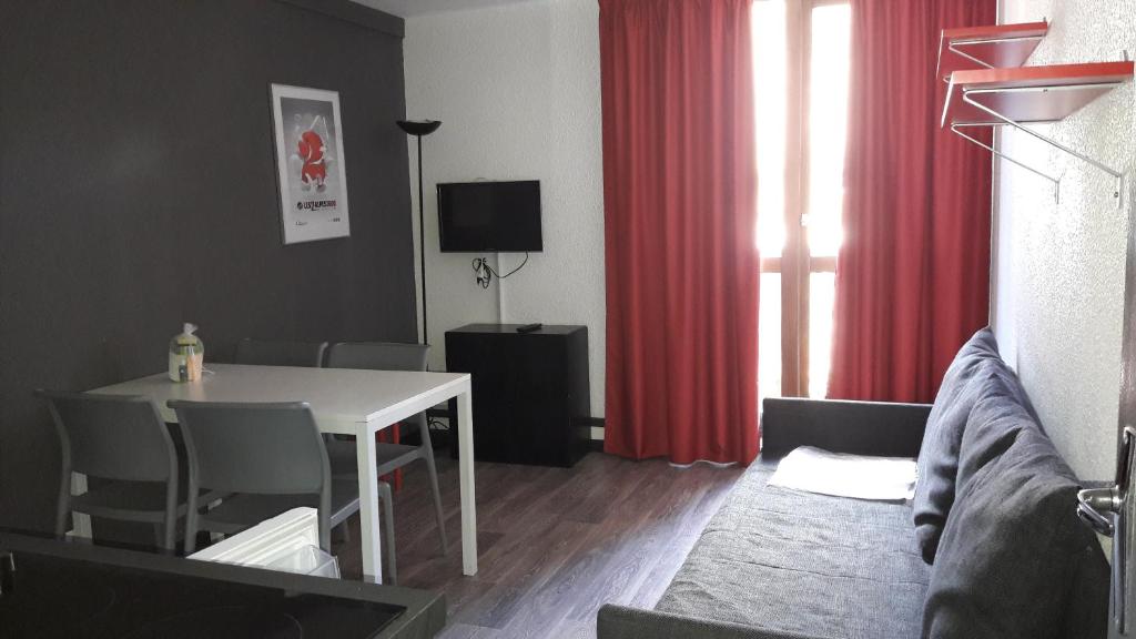 TV a/nebo společenská místnost v ubytování Vacanceole - Résidence Andromede