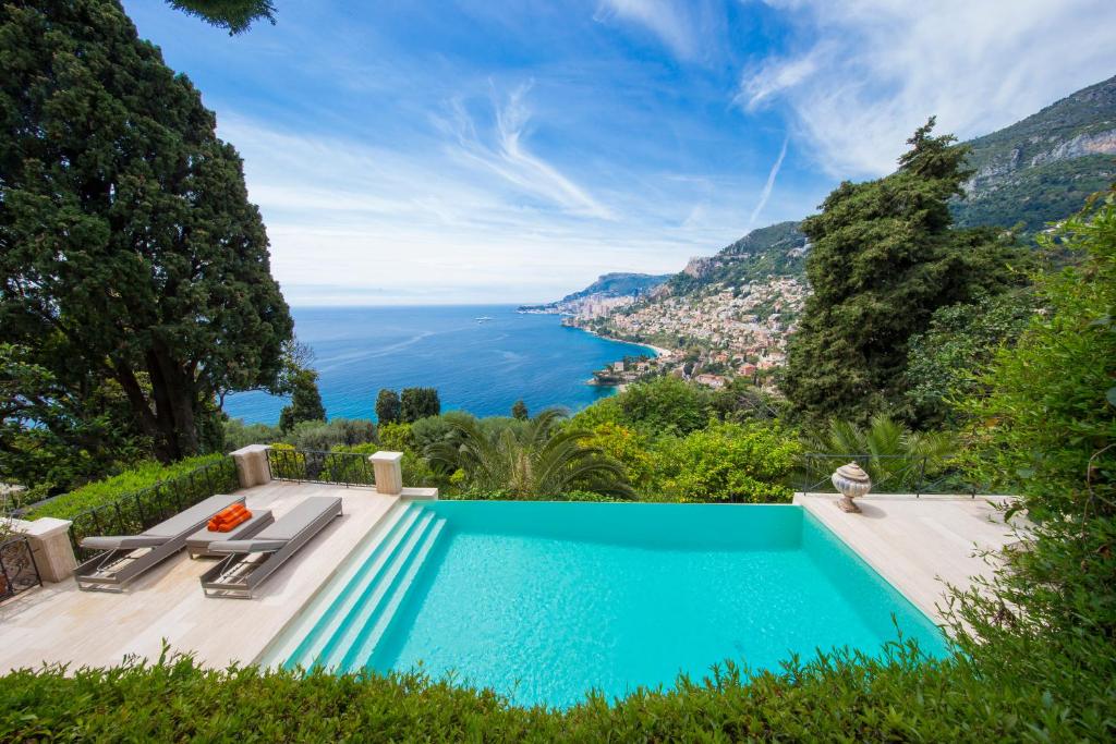 ロクブリュヌ・カップ・マルタンにあるLuxurious Villa Overlooking Monacoの海の景色を望むスイミングプール