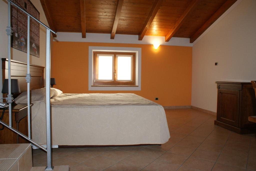 A bed or beds in a room at Relais Corte Pontigliardo