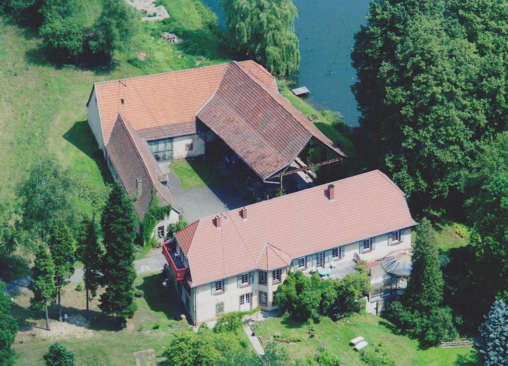 una vista aérea de una casa grande con techo rojo en Ferienwohnungen Reichholdsmühle, en Kaiserslautern