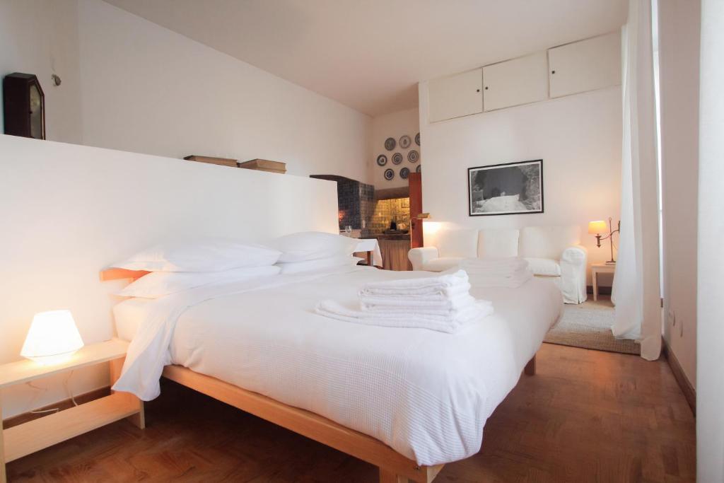 ein Schlafzimmer mit einem weißen Bett mit weißer Bettwäsche in der Unterkunft Traditional Studio in Alfama in Lissabon