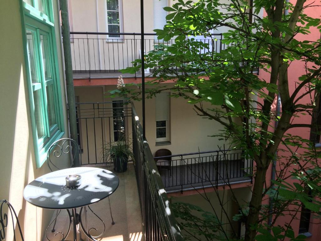 A balcony or terrace at Chestnut & Eliza Suites - Superior Homes Downtown