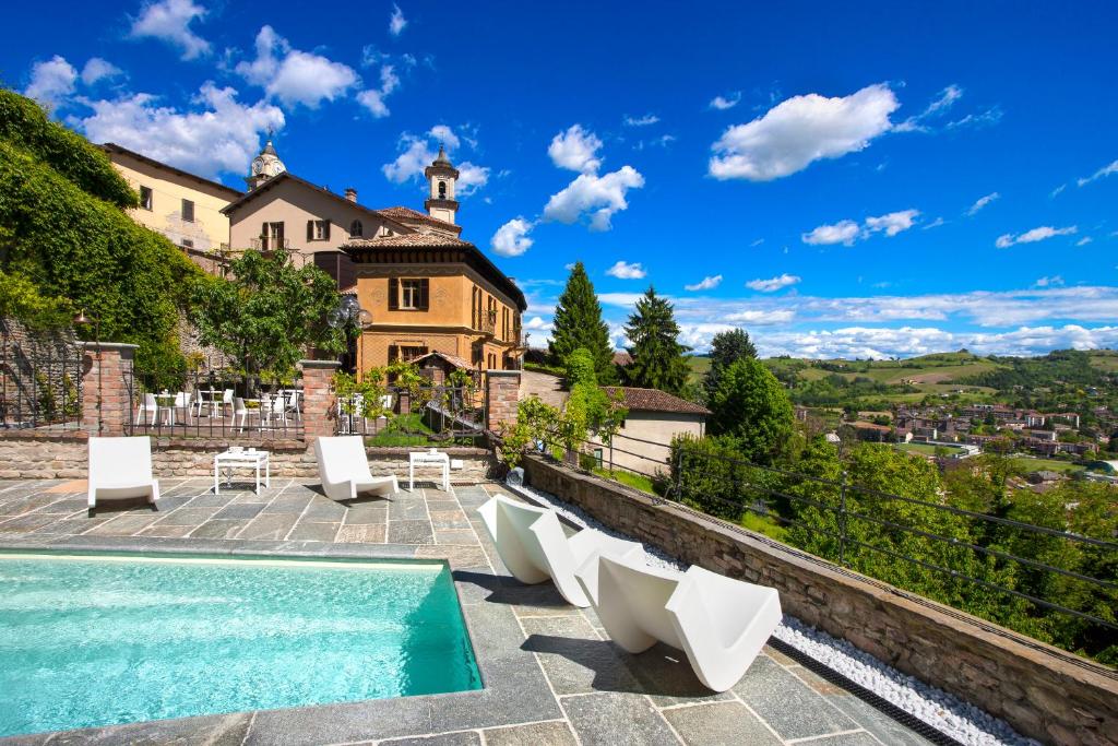 uma villa com uma piscina e uma casa em Relais Villa del Borgo em Canelli