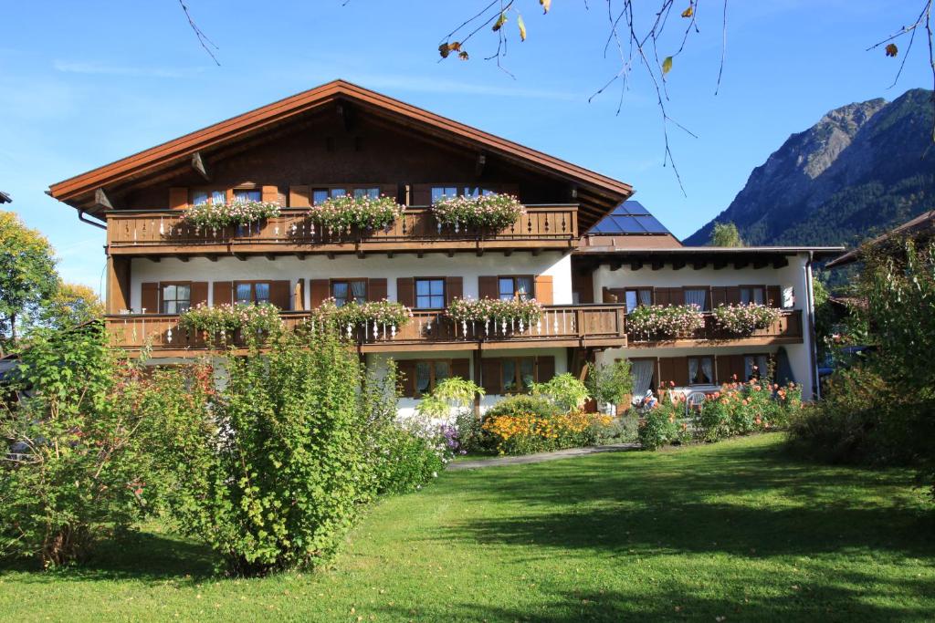 een huis met een tuin ervoor bij Ferienwohnungen Thannheimer in Oberstdorf