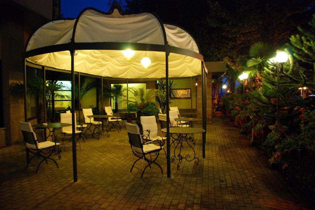 Patio nebo venkovní prostory v ubytování Hotel Columbus sul Lago