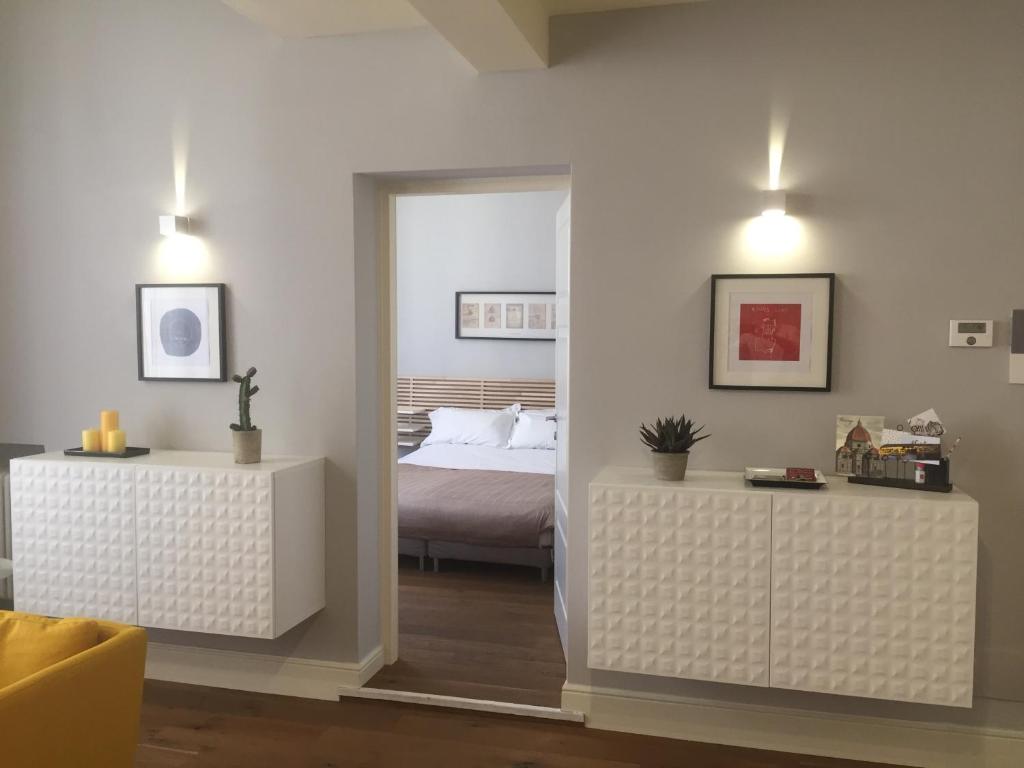 フィレンツェにあるBrunelleschi Suiteのベッドルーム1室(ベッド1台、鏡付)